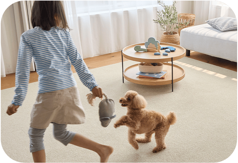 ホームタイルの上で遊ぶ子どもと犬