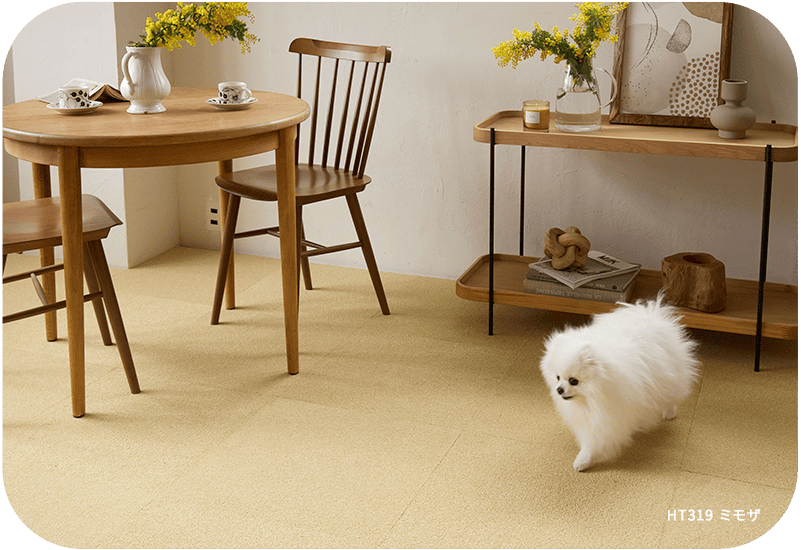 ダイニングのホームタイルと犬